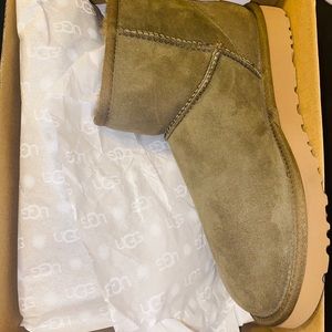 UGG CLASSIC MINI 2